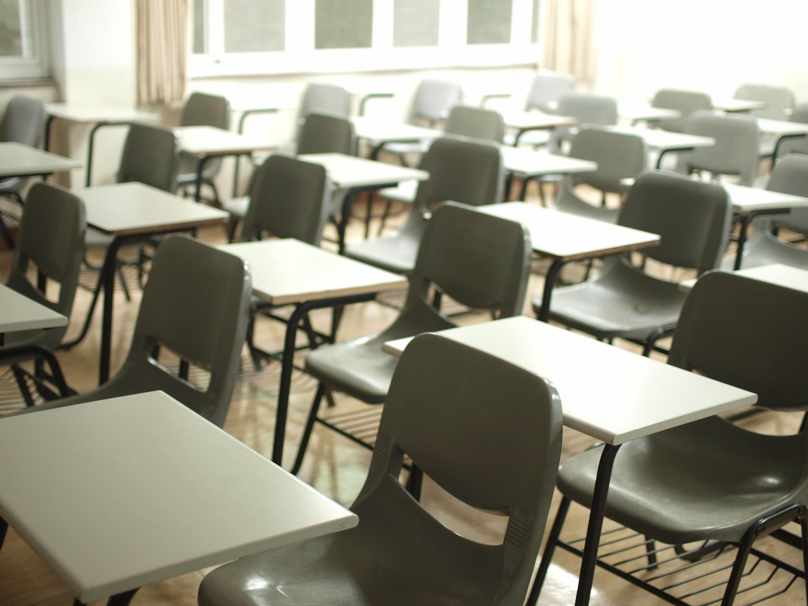 Quelles mesures prises en milieu scolaire destinées à contenir la pandémie de la COVID-19 ont été évaluées à ce jour, et comment ont-elles été évaluées ?